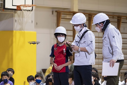 小学生が災害現場のドローン活用法を体験｜豊洲北小学校で「防災教室」を開催